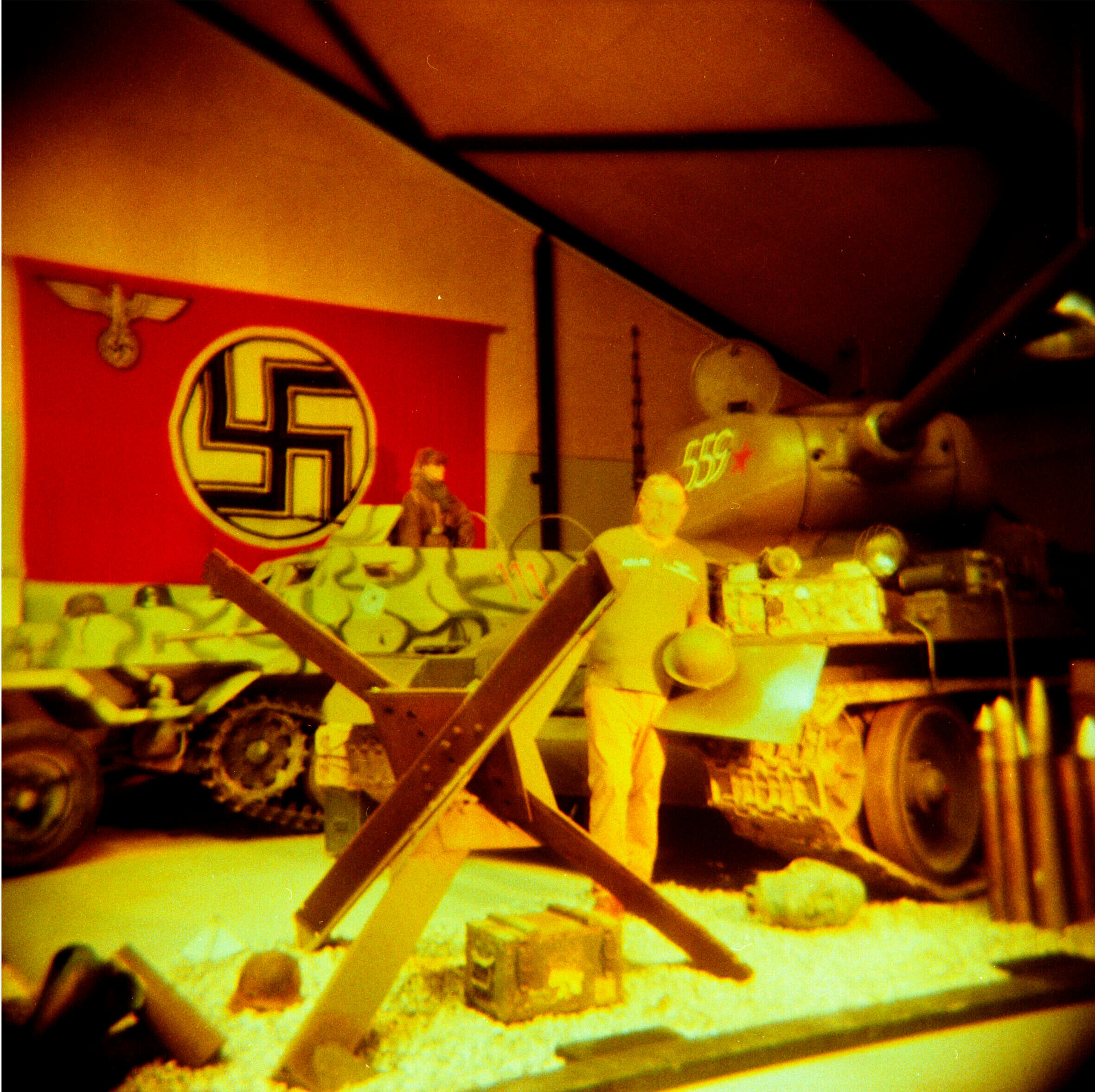 Featured image for “Ole opbevarer sin enorme samling fra 2. Verdenskrig i to bunkere – heriblandt et nazi-flag fremstillet af Hitler”